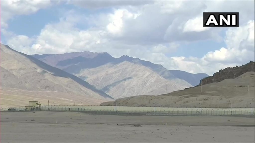 भारत आणि चीनमध्ये सुरू असलेला सीमा वाद ( India China Border Dispute) शांत होण्याची शक्यता दिसत नाही. दोन्ही देशांची सीमा वादावर बोलणी सुरू असतानाच चीनने सीमेवर तब्बल 20 हजार सैनिक (China Army) तैनात केल्याची माहिती सूत्रांनी दिली आहे. हे सैनिक सीमेजवळच्या तळांवर असून कमीत कमी वेळात प्रत्यक्ष LAC जवळ जाता येईल अशा परिस्थितीत ते आहेत अशी माहितीही सूत्रांनी दिलीय. भारताचीही चीनच्या प्रत्येक हालचालींवर करडी नजर असून लष्करानेही सगळी तयारी केली आहे. भारत आणि चीनमध्ये सुरू असलेला सीमा वाद ( India China Border Dispute) शांत होण्याची शक्यता दिसत नाही. दोन्ही देशांची सीमा वादावर बोलणी सुरू असतानाच चीनने सीमेवर तब्बल 20 हजार सैनिक (China Army) तैनात केल्याची माहिती सूत्रांनी दिली आहे. हे सैनिक सीमेजवळच्या तळांवर असून कमीत कमी वेळात प्रत्यक्ष LAC जवळ जाता येईल अशा परिस्थितीत ते आहेत अशी माहितीही सूत्रांनी दिलीय. भारताचीही चीनच्या प्रत्येक हालचालींवर करडी नजर असून लष्करानेही सगळी तयारी केली आहे.