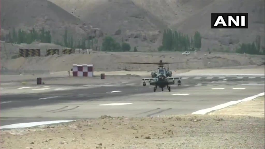 भारतीय हवाई दलाची सुखोई 30MKI आणि MiG-29 ही लढाऊ विमाने फक्त 10 सेकंदांमध्ये सीमेजवळ धडक देऊ शकतात. चीनच्या सीमेजवळच्या हवाई दलाच्या तळावर लढाऊ विमानांचा हा सराव सुरू आहे. भारतीय हवाई दलाची सुखोई 30MKI आणि MiG-29 ही लढाऊ विमाने फक्त 10 सेकंदांमध्ये सीमेजवळ धडक देऊ शकतात. चीनच्या सीमेजवळच्या हवाई दलाच्या तळावर लढाऊ विमानांचा हा सराव सुरू आहे.