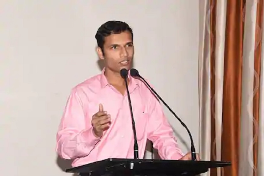 एका हाताला सलाइन आणि दुसऱ्या हातात पुस्तक, नवजीवन यांच्या संघर्षाची यशोगाथा