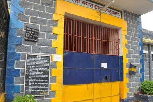 सुरक्षारक्षकाच्या कपाळाला पिस्तूल लावून तीन कैदी पळाले, जळगावमधील धक्कादायक प्रकार