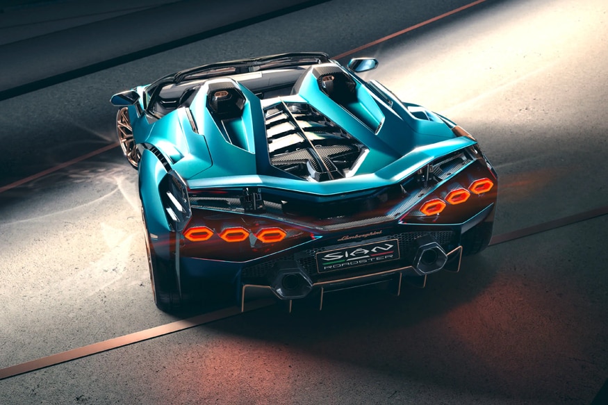 बहुचर्चित स्पोर्ट्स कार लॅम्बोर्घिनी (Lamborghini) नेहमी दमदार स्टाईल आणि सुसाट वेगासाठी ग्राहकांना आकर्षित करते. त्यामुळे आता Lamborghini आपली हायब्रिड कन्वर्टिबल सुपरकार लाँच केली आहे. बहुचर्चित स्पोर्ट्स कार लॅम्बोर्घिनी (Lamborghini) नेहमी दमदार स्टाईल आणि सुसाट वेगासाठी ग्राहकांना आकर्षित करते. त्यामुळे आता Lamborghini आपली हायब्रिड कन्वर्टिबल सुपरकार लाँच केली आहे.