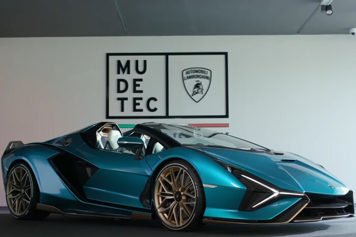 मागील वर्षी झालेल्या फ्रँकफर्टमध्ये झालेल्या ऑटो शोमध्ये कंपनीने Lamborghini sian roadster hybrid सादर केली होती. त्यावेळी या कारने सर्वांची मनं जिंकली होती.