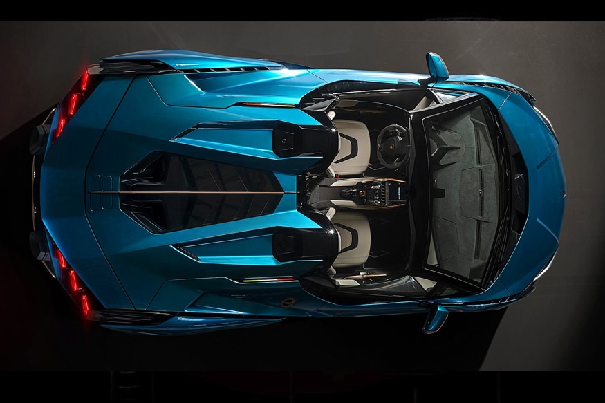 Lamborghini sian roadster hybrid कार अशा प्रकारे डिझाईन केली आहे की, तुमची नजर या कारवरुन बाजूला हटणार नाही. या कारच्या बाहेरील भागात कार्बन फायबरचा वापर करण्यात आला आहे. मागे लावलेल्या कार्बन फायबर विंगमधून तुम्ही कारचे इंजिन सुद्धा पाहू शकता. Lamborghini sian roadster hybrid कार अशा प्रकारे डिझाईन केली आहे की, तुमची नजर या कारवरुन बाजूला हटणार नाही. या कारच्या बाहेरील भागात कार्बन फायबरचा वापर करण्यात आला आहे. मागे लावलेल्या कार्बन फायबर विंगमधून तुम्ही कारचे इंजिन सुद्धा पाहू शकता.