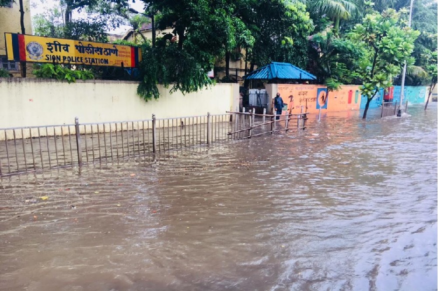 BREAKING : मुंबईत मुसळधार पावसाचा कहर सुरू, हे रस्ते केले बंद