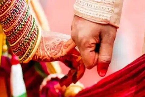 प्रेयसीचे आई-वडील नाहीत. त्यामुळे लग्नात प्रेयसीला गिफ्ट म्हणून सोन्याचे दागिने देण्याची प्रियकराची इच्छा होती. मात्र त्याच्याकडेही पैसे नसल्याने त्याने थेट सोन्याचं दुकान लुटलं. 