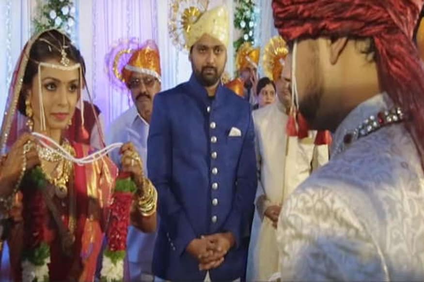 'झी' मराठीवरील 'खुलता कळी खुलेना' या मालिकेतून घराघरांत पोहोचलेली अभिनेत्री मयुरी देशमुख हिचा पती आशुतोष भाकरे यानं बुधवारी आत्महत्या करून जीवन संपवलं. 'झी' मराठीवरील 'खुलता कळी खुलेना' या मालिकेतून घराघरांत पोहोचलेली अभिनेत्री मयुरी देशमुख हिचा पती आशुतोष भाकरे यानं बुधवारी आत्महत्या करून जीवन संपवलं.