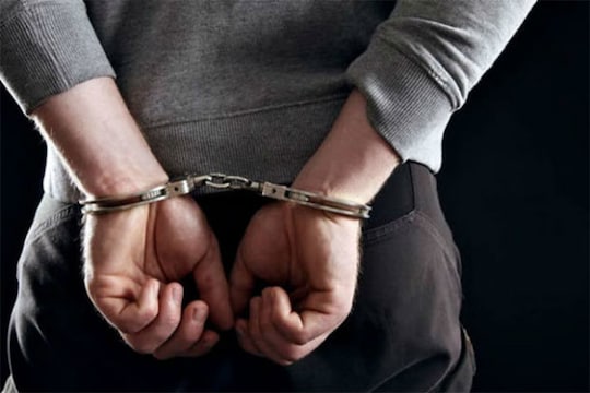 माणुसकी हरपली! कोरोनामुळे मृत्यू झालेल्या बिल्डरच्या बॅंक अकांऊटवरच कर्मचाऱ्याचा डल्ला?