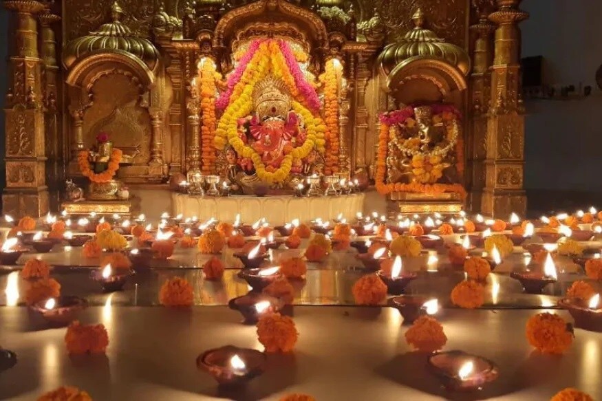 मुंबईच्या प्रभादेवी याठिकाणच्या सिद्धीविनायक मंदिर देवस्थानाकडून राज्याच्या मुख्यमंत्री सहाय्यता निधीमध्ये 5 कोटींचे दान करण्यात आले आहे. त्याचप्रमाणे या काळामध्ये ज्या रुग्णांना रक्ताची गरज आहे त्यांच्यासाठी रक्त संकलनाची जबाबदारी देखील देवस्थानाने घेतली होती मुंबईच्या प्रभादेवी याठिकाणच्या सिद्धीविनायक मंदिर देवस्थानाकडून राज्याच्या मुख्यमंत्री सहाय्यता निधीमध्ये 5 कोटींचे दान करण्यात आले आहे. त्याचप्रमाणे या काळामध्ये ज्या रुग्णांना रक्ताची गरज आहे त्यांच्यासाठी रक्त संकलनाची जबाबदारी देखील देवस्थानाने घेतली होती