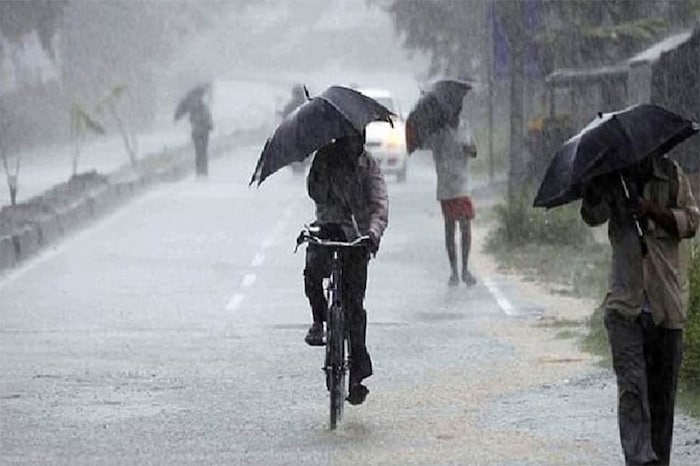 पावसाच्या पाण्यात सतत राहिल्याने, पाय ओले राहिल्याने त्वचेला खाज उठणे, त्वचा लाल पडणे किंवा त्वचा फाटणे अशा समस्या उद्भवतात.