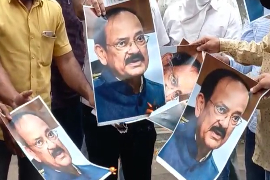 व्यंकय्या नायडू यांचं 'ते' वक्तव्य शिवभक्तांच्या भावना दुखावणारं, भाजप कार्यालयाबाहेर जाळलं पोस्टर