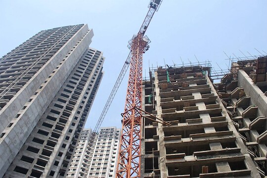 नाल्यांवर इमारती! अधिकारी आणि बिल्डरांच्या अभद्र युतीने नाशिकरांचा जीव धोक्यात