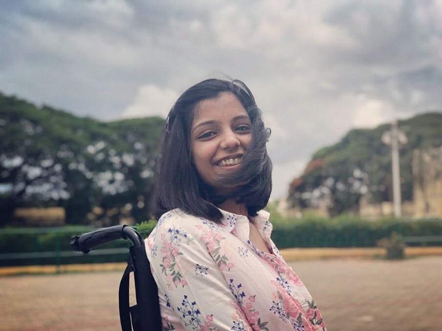 पंजाबमधील प्रतिष्ठा आता ऑक्सफर्ड युनिव्हर्सिटीमध्ये शिकणार आहे. ज्या युनिव्हर्सिटीमध्ये जाण्यासाठी कित्येक जण धडपडतात तिथंपर्यंत व्हिलचेअरवर असणाऱ्या प्रतिष्ठाने मजल मारली आहे. विशेष म्हणजे ऑक्सफर्ड युनिव्हर्सिटीमध्ये जाणारी ती पहिली भारतीय दिव्यांग ठरली आहे.