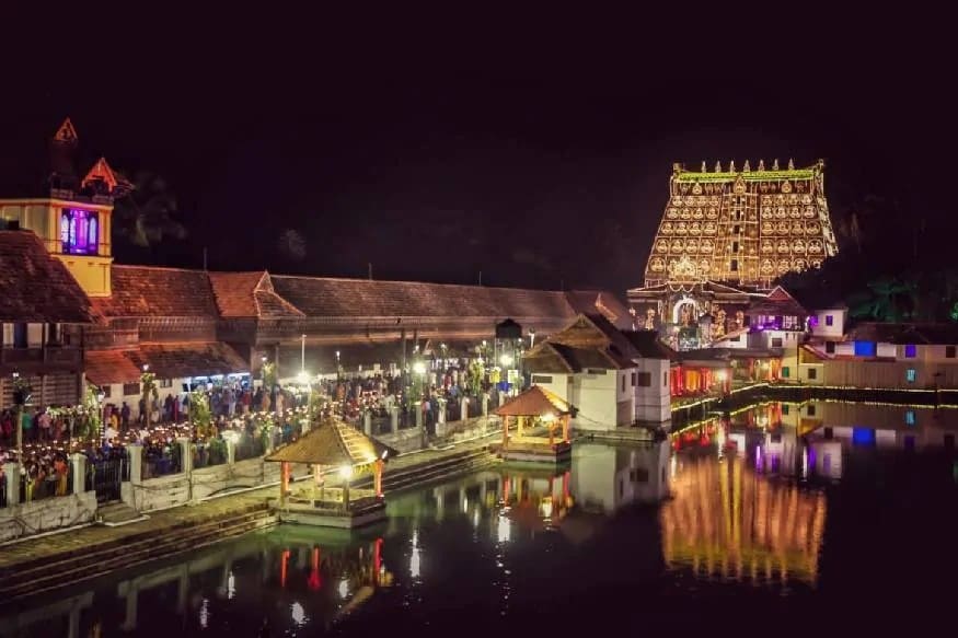 हे मंदिर केव्हा बांधले याचे पुरावे नसले तरी इतिहासकारांच्या मते हे मंदिर सुमारे 5000 वर्ष जुने आहे. तसे, मंदिराच्या रचनेच्या दृष्टीने असे मानले जाते की केरळच्या तिरुअनंतपुरममध्ये पद्मनाभस्वामी मंदिर सोळाव्या शतकात त्रावणकोरच्या राजांनी बांधले असावे. हे मंदिर केव्हा बांधले याचे पुरावे नसले तरी इतिहासकारांच्या मते हे मंदिर सुमारे 5000 वर्ष जुने आहे. तसे, मंदिराच्या रचनेच्या दृष्टीने असे मानले जाते की केरळच्या तिरुअनंतपुरममध्ये पद्मनाभस्वामी मंदिर सोळाव्या शतकात त्रावणकोरच्या राजांनी बांधले असावे.