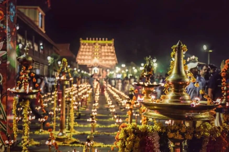 अखेर सोमवारी सर्वोच्च न्यायालयाने श्री पद्मनाभ स्वामी मंदिराच्या प्रशासनात त्रावणकोर राजपरिवाराचे अधिकार कायम ठेवण्याचा निर्णय घेतला. अखेर सोमवारी सर्वोच्च न्यायालयाने श्री पद्मनाभ स्वामी मंदिराच्या प्रशासनात त्रावणकोर राजपरिवाराचे अधिकार कायम ठेवण्याचा निर्णय घेतला.