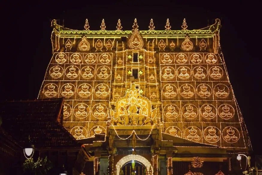 देशातील सर्वात श्रीमंत आणि सुंदर मंदिरापैकी एक असलेले केरळच्या तिरुअनंतपुरम येथील श्री पद्मनाभ स्वामी मंदिर गेल्या काही वर्षांपासून आर्थिक गोंधळामुळे चर्चेत आहे. देशातील सर्वात श्रीमंत आणि सुंदर मंदिरापैकी एक असलेले केरळच्या तिरुअनंतपुरम येथील श्री पद्मनाभ स्वामी मंदिर गेल्या काही वर्षांपासून आर्थिक गोंधळामुळे चर्चेत आहे. देशातील सर्वात श्रीमंत आणि सुंदर मंदिरापैकी एक असलेले केरळच्या तिरुअनंतपुरम येथील श्री पद्मनाभ स्वामी मंदिर गेल्या काही वर्षांपासून आर्थिक गोंधळामुळे चर्चेत आहे. देशातील सर्वात श्रीमंत आणि सुंदर मंदिरापैकी एक असलेले केरळच्या तिरुअनंतपुरम येथील श्री पद्मनाभ स्वामी मंदिर गेल्या काही वर्षांपासून आर्थिक गोंधळामुळे चर्चेत आहे.