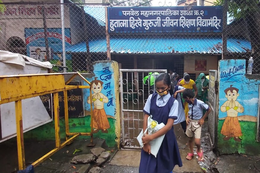 मुंबईसह संपूर्ण महाराष्ट्रात कोरोनानं थैमान घातलं आहे. कोरोनाचा प्रादुर्भाव दिवसेंदिवस वाढत आहे. या पार्श्वभूमीवर राज्यातील शाळा बंद ठेवण्यात आल्या आहेत. मात्र, पनवेलमध्ये एक धक्कादायक प्रकार समोर आला आहे. महापालिकेच्या शाळेत मुलांना बोलावून पुस्तकं वाटप करण्यात आली आहे. (छाया- विनय म्हात्रे, पनवेल) मुंबईसह संपूर्ण महाराष्ट्रात कोरोनानं थैमान घातलं आहे. कोरोनाचा प्रादुर्भाव दिवसेंदिवस वाढत आहे. या पार्श्वभूमीवर राज्यातील शाळा बंद ठेवण्यात आल्या आहेत. मात्र, पनवेलमध्ये एक धक्कादायक प्रकार समोर आला आहे. महापालिकेच्या शाळेत मुलांना बोलावून पुस्तकं वाटप करण्यात आली आहे. (छाया- विनय म्हात्रे, पनवेल)