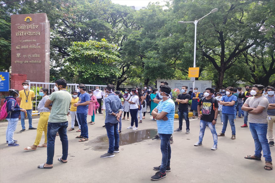 रात्री 12 वाजता HR नं हॉस्टेलवर येऊन धमकावलं, पुण्यात जहांगिर हॉस्पिटल स्टाफ भडकला!