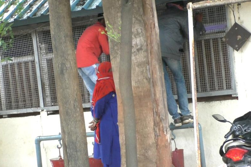 पुण्यातील आणखी एक धक्कादायक प्रकार उजेडात, पोलिसांदेखत नातेवाईक अशी घेतात आरोपींची भेट