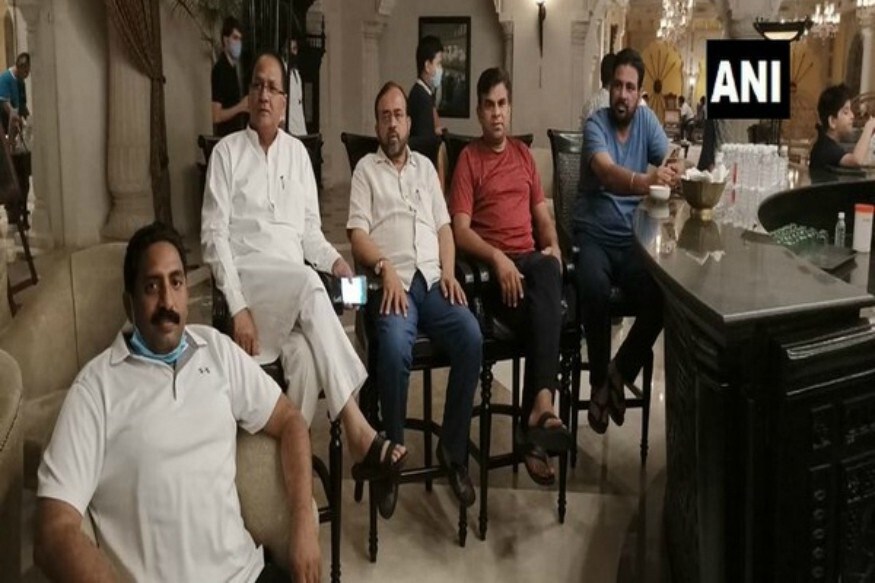 भाजप काँग्रेसच्या आमदारांना पैशांची ऑफर देत असल्याचा आरोप काँग्रेसने केला होता. त्यानंतर या आमदारांची रवानगी या रिसॉर्टमध्ये करण्यात आली आहे. भाजप काँग्रेसच्या आमदारांना पैशांची ऑफर देत असल्याचा आरोप काँग्रेसने केला होता. त्यानंतर या आमदारांची रवानगी या रिसॉर्टमध्ये करण्यात आली आहे.