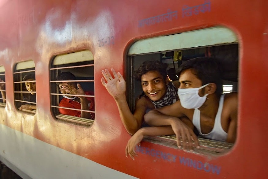 कोरोनामुळे वाहतूक व्यवस्थेत आता अमुलाग्र बदल होणार आहे. त्यामुळे रेल्वे विभागाने तयारीला सुरुवात केली आहे. केंद्रीय रेल्वेमंत्री पीयुष गोयल यांनी नवे कोच कसे राहतील त्याची माहिती दिली आहे. सोशल डिस्टन्सिंगचं पालन नव्या व्यवस्थेत करण्यात आलं आहे. कोरोनामुळे वाहतूक व्यवस्थेत आता अमुलाग्र बदल होणार आहे. त्यामुळे रेल्वे विभागाने तयारीला सुरुवात केली आहे. केंद्रीय रेल्वेमंत्री पीयुष गोयल यांनी नवे कोच कसे राहतील त्याची माहिती दिली आहे. सोशल डिस्टन्सिंगचं पालन नव्या व्यवस्थेत करण्यात आलं आहे.