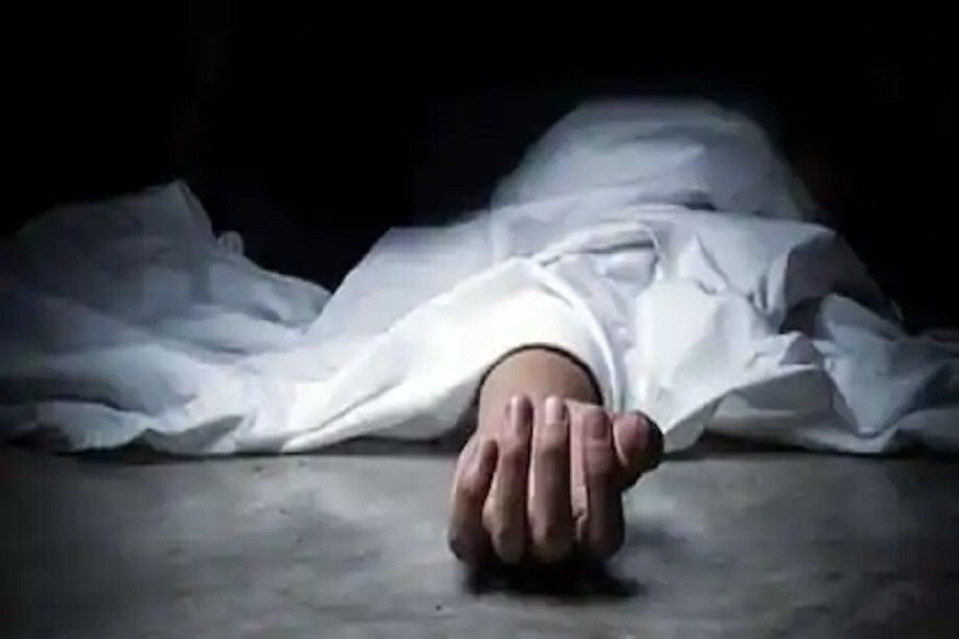 रविवारी सकाळी त्यांच्या कुटुंबीयांनी दरवाजा वाजवला तेव्हा आतून उत्तर आलं नाही. त्यानंतर खिडकीतून पाहिलं तर दोघे पती-पत्नी गळफास लावलेल्या अवस्थेत दिसत होते.