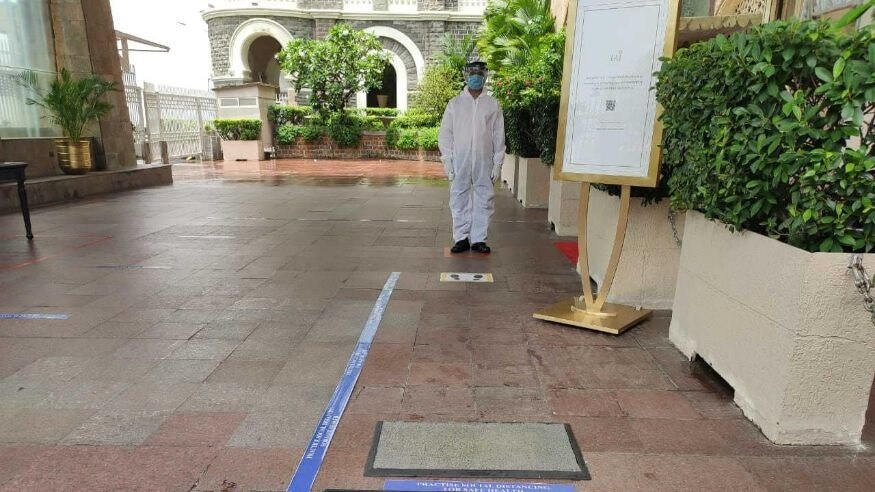 फाउचींनी रेस्टॉरंट-बार आणि अन्य जागांवर लोकांची गर्दी जमा होण्याच्या घटनांवर चिंता व्यक्त केली आहे. ते म्हणाले की, तरुणांना वाटतं की त्यांना गंभीर आजार होणार नाही. मात्र त्यांना हे विसरून चालणार नाही की त्यांच्यामुळे इतरांना संसर्ग होऊ शकतो. ते पुढे असंही म्हणाले की लोक कोरोनाबाबत गैरसमज पसरवीत आहे, त्यामुळेही अडचणी वाढत आहेत. फाउचींनी रेस्टॉरंट-बार आणि अन्य जागांवर लोकांची गर्दी जमा होण्याच्या घटनांवर चिंता व्यक्त केली आहे. ते म्हणाले की, तरुणांना वाटतं की त्यांना गंभीर आजार होणार नाही. मात्र त्यांना हे विसरून चालणार नाही की त्यांच्यामुळे इतरांना संसर्ग होऊ शकतो. ते पुढे असंही म्हणाले की लोक कोरोनाबाबत गैरसमज पसरवीत आहे, त्यामुळेही अडचणी वाढत आहेत.