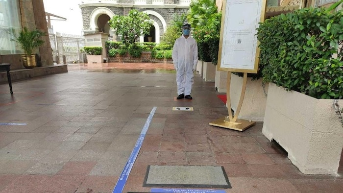 फाउचींनी रेस्टॉरंट-बार आणि अन्य जागांवर लोकांची गर्दी जमा होण्याच्या घटनांवर चिंता व्यक्त केली आहे. ते म्हणाले की, तरुणांना वाटतं की त्यांना गंभीर आजार होणार नाही. मात्र त्यांना हे विसरून चालणार नाही की त्यांच्यामुळे इतरांना संसर्ग होऊ शकतो. ते पुढे असंही म्हणाले की लोक कोरोनाबाबत गैरसमज पसरवीत आहे, त्यामुळेही अडचणी वाढत आहेत.