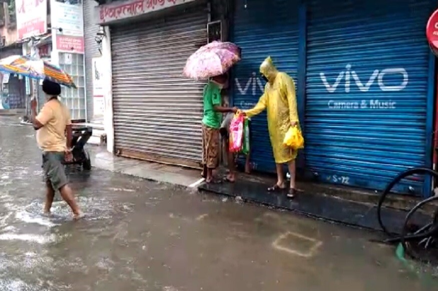 ठाण्यातलं मार्केट ल़ॉकडाऊनमुळे बंद असल्याने बाजारात शुकशुकाट होता. त्यामुळे पाणी साचूनही फार नुकसान झालं नाही. ठाण्यातलं मार्केट ल़ॉकडाऊनमुळे बंद असल्याने बाजारात शुकशुकाट होता. त्यामुळे पाणी साचूनही फार नुकसान झालं नाही.