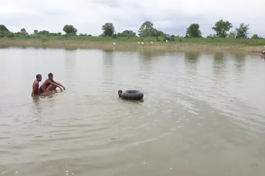 सेल्फीचा मोह नडला! 5 पैकी दोघांना जलसमाधी तर तिघे बचावले थोडक्यात