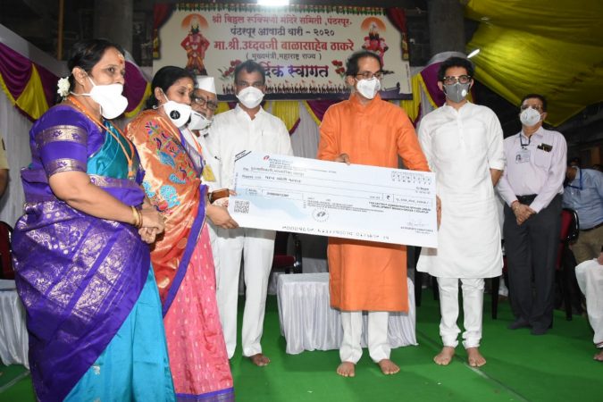 यावेळी पंढरपूर नगरपरिषदेस शासनाच्यावतीने पाच कोटी रुपयांचा अनुदानाचा धनादेश नगराध्यक्षा साधना भोसले यांच्याकडे देण्यात आला. यावेळी पंढरपूर नगरपरिषदेस शासनाच्यावतीने पाच कोटी रुपयांचा अनुदानाचा धनादेश नगराध्यक्षा साधना भोसले यांच्याकडे देण्यात आला.