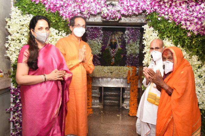 महाराष्ट्रावर कोरोना आणि दडी मारून गेलेला पाऊस यामुळे आलेल्या संकाटतून मुक्त कर असं साकडं मुख्यमंत्र्यांनी विठुरायाला घालते. महाराष्ट्रावर कोरोना आणि दडी मारून गेलेला पाऊस यामुळे आलेल्या संकाटतून मुक्त कर असं साकडं मुख्यमंत्र्यांनी विठुरायाला घालते.