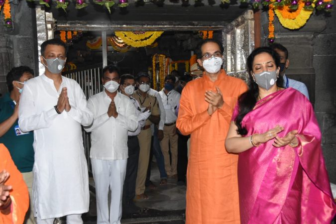 मुख्यमंत्री उद्धव ठाकरे आणि सौ. रश्मी ठाकरे यांच्या हस्ते महाराष्ट्राचे आराध्य दैवत विठ्ठल-रुक्मिणीची बुधवारी पहाटे आषाढी एकादशीनिमित्त शासकीय महापूजा करण्यात आली. मुख्यमंत्री उद्धव ठाकरे आणि सौ. रश्मी ठाकरे यांच्या हस्ते महाराष्ट्राचे आराध्य दैवत विठ्ठल-रुक्मिणीची बुधवारी पहाटे आषाढी एकादशीनिमित्त शासकीय महापूजा करण्यात आली.