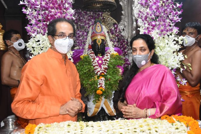 आषाढ शुद्ध 11, देवयानी आषाढी एकदाशी निमित्तानं आज मुख्यमंत्री उद्धव ठाकरे यांनी पंढपुरात विठ्ठल-रुक्मिणी मंदिरात जाऊन पहाटे पूजा केली. आषाढ शुद्ध 11, देवयानी आषाढी एकदाशी निमित्तानं आज मुख्यमंत्री उद्धव ठाकरे यांनी पंढपुरात विठ्ठल-रुक्मिणी मंदिरात जाऊन पहाटे पूजा केली.