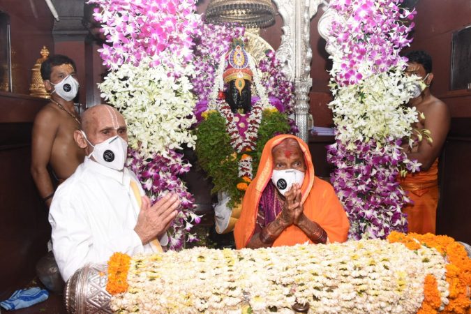 यंदा मुख्यमंत्रांसोबत शासकीया पूजेचा मान अहमदनगर जिल्ह्यात ज्ञानदेव बढे आणि सौ. अनुसया बढे यांना मिळाला आहे. यंदा मुख्यमंत्रांसोबत शासकीया पूजेचा मान अहमदनगर जिल्ह्यात ज्ञानदेव बढे आणि सौ. अनुसया बढे यांना मिळाला आहे.