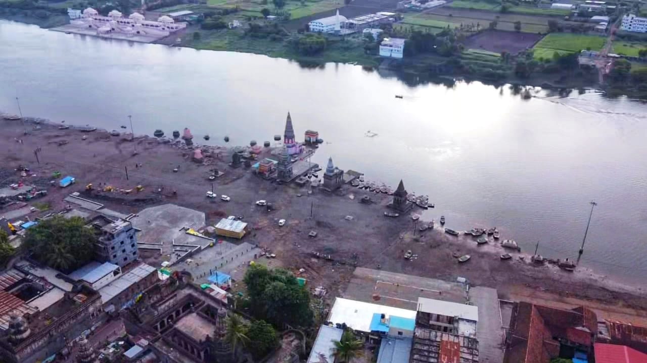 पंढरपुरमध्ये चंद्रभागेच्या तिरावर प्रचंड गर्दी होत असते यावर्षी मात्र हा नदीचा काढ मोकळाच होता. पंढरपुरमध्ये चंद्रभागेच्या तिरावर प्रचंड गर्दी होत असते यावर्षी मात्र हा नदीचा काढ मोकळाच होता.