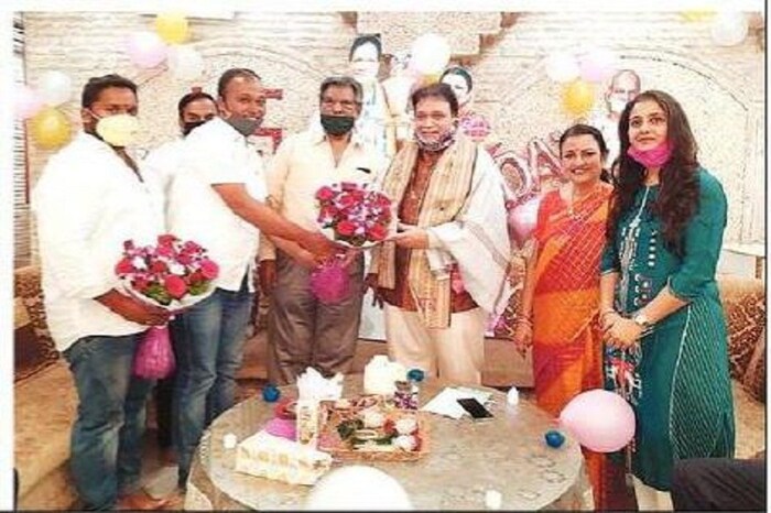 या पार्टीत तब्बल 100 जण उपस्थित होते. यात शहरातल्या हिरे व्यापाऱ्यांचा समावेश आहे. सोशल डिस्टन्सिंगचं पालन करा असं सांगण्यात येत असतानाही या व्यापाऱ्याने मोठ्या प्रमाणावर लोकांना निमंत्रण दिलं होतं.