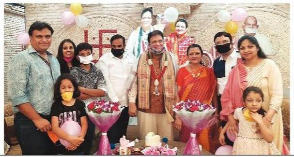 हैदराबादला कोरोनाबाधितांचा आकडा दररोज वाढतो आहे. व्हायरसचा प्रसार वेगात असतानाही लोक सरकारने सांगितलेल्या नियमांचं पालन करताना दिसत नाहीत. त्याचा फटका एका हिरेव्यापाऱ्याला बसला. या घटनेने हैदराबाद हादरुन गेलं आहे.