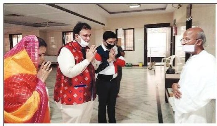 वाढदिवसाचं निमित्त असल्याने हा व्यापारी आपल्या पत्नीसह एका जैन मुनीच्या दर्शनालाही गेला होता. वाढदिवसानंतर दोनच दिवसात त्या व्यापाऱ्याला कोरोनाची लक्षणे दिसून आली आणि तो पॉझिटिव्ह असल्याचं आढळून आलं आणि लगेच त्याचा मृत्यू झाला.