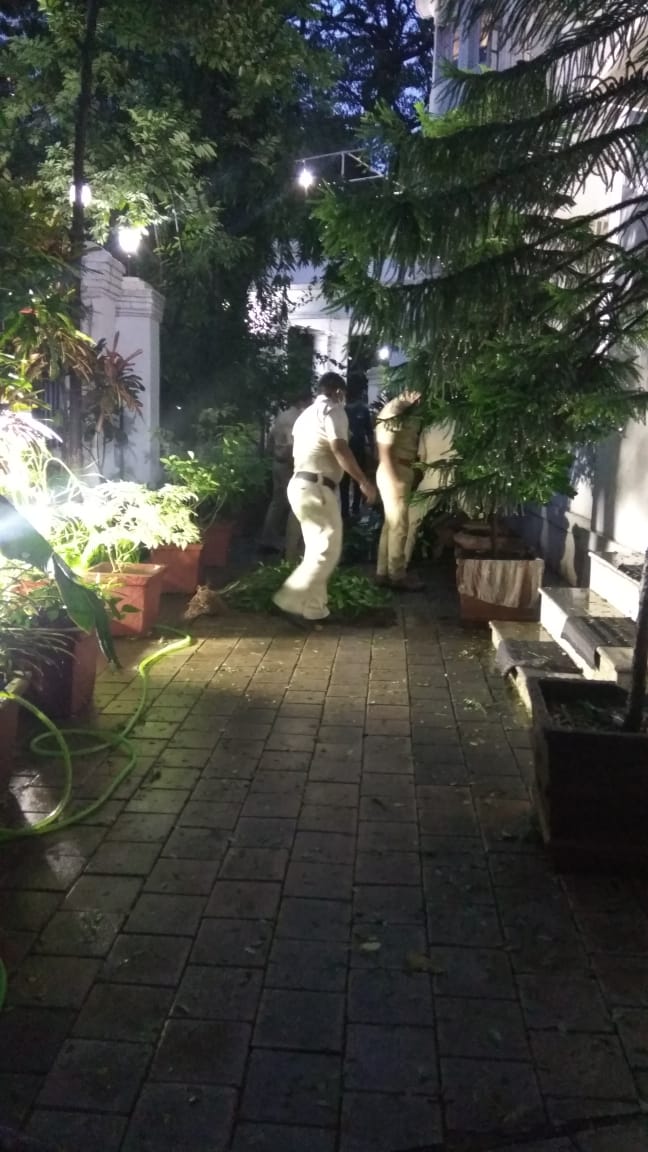 पोलीस घटनास्थळी दाखल झाले आहेत. आंबेडकर कुटुंबीयांकडून घटनेचे CCTV फुटेज पोलिसांना देण्यात आले आहे. पोलीस घटनास्थळी दाखल झाले आहेत. आंबेडकर कुटुंबीयांकडून घटनेचे CCTV फुटेज पोलिसांना देण्यात आले आहे.