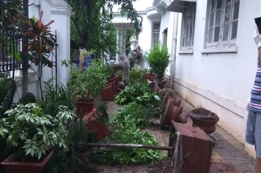 राज्य घटनेचे शिल्पकार डॉ. बाबासाहेब आंबेडकर यांचे मुंबईतील निवासस्थान असलेलं 'राजगृह' देशातल्या कोट्यवधी लोकांसाठी प्रेरणास्थळ आहे. मंगळवारी संध्याकाळी दोन अज्ञात व्यक्तींकडून तिथे तोडफोड करण्यात आली. राज्य घटनेचे शिल्पकार डॉ. बाबासाहेब आंबेडकर यांचे मुंबईतील निवासस्थान असलेलं 'राजगृह' देशातल्या कोट्यवधी लोकांसाठी प्रेरणास्थळ आहे. मंगळवारी संध्याकाळी दोन अज्ञात व्यक्तींकडून तिथे तोडफोड करण्यात आली.