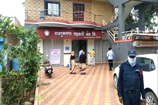 पुणे जिल्ह्यात महत्वाची बँकच झाली कोरोनाची HOT SPOT, 10 जणांना बाधा