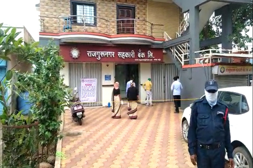 पुणे जिल्ह्यात महत्वाची बँकच झाली कोरोनाची HOT SPOT, 10 जणांना बाधा
