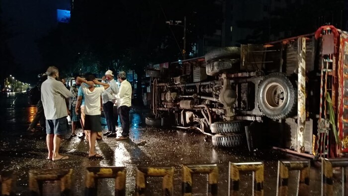 या अपघातात ट्रकचालक जखमी झाला आहे.