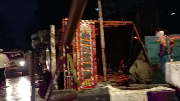 ऐन पावसात रहदारी अडल्याने बराच काळ नागरिकांचा खोळंबा झाला होता.