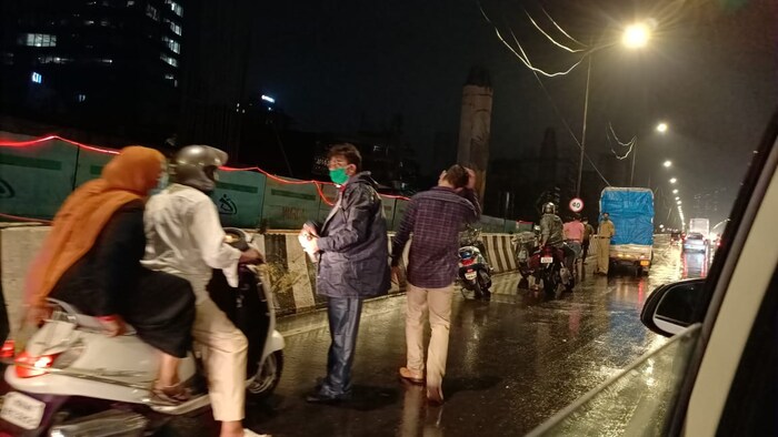 भर रस्त्यात ट्रक उलटल्याने मुंबईच्या या महत्त्वाच्या रस्त्यावर वाहतूक अडली.
