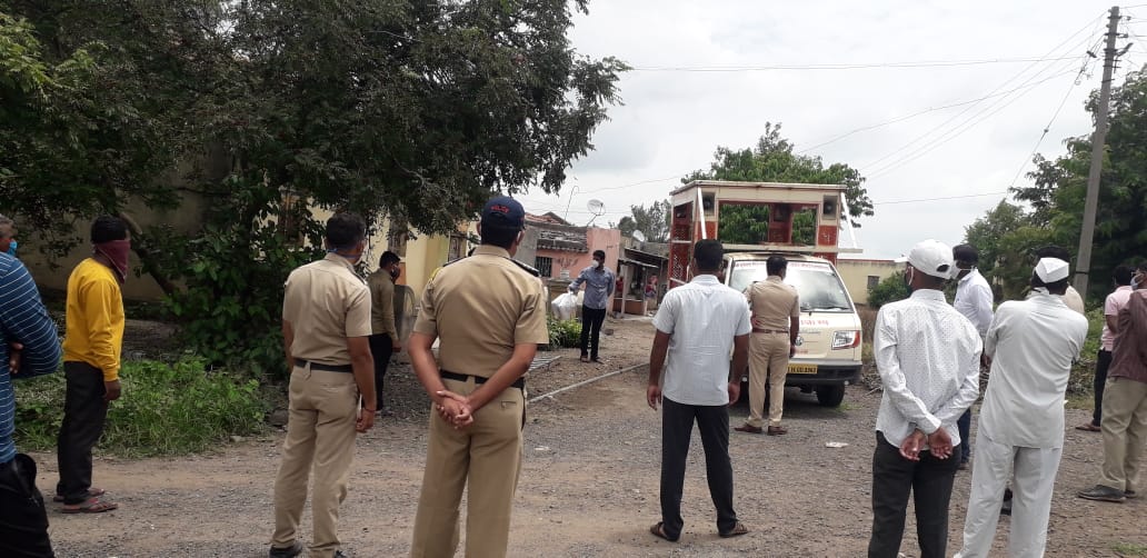 या सगळ्यांवर लेण्याद्री COVID केअर सेन्टर येथे उपचार चालु असताना घरातील 85 वर्षीय वृद्ध आजीचा मृत्य झाला. या सगळ्यांवर लेण्याद्री COVID केअर सेन्टर येथे उपचार चालु असताना घरातील 85 वर्षीय वृद्ध आजीचा मृत्य झाला.