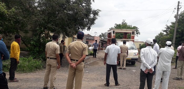 या सगळ्यांवर लेण्याद्री COVID केअर सेन्टर येथे उपचार चालु असताना घरातील 85 वर्षीय वृद्ध आजीचा मृत्य झाला. 