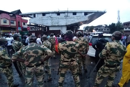 वाहतूक सुरु असतानाच कोसळला फ्लायओव्हरचा भाग, नागरिकांच्या जिवाशी खेळ