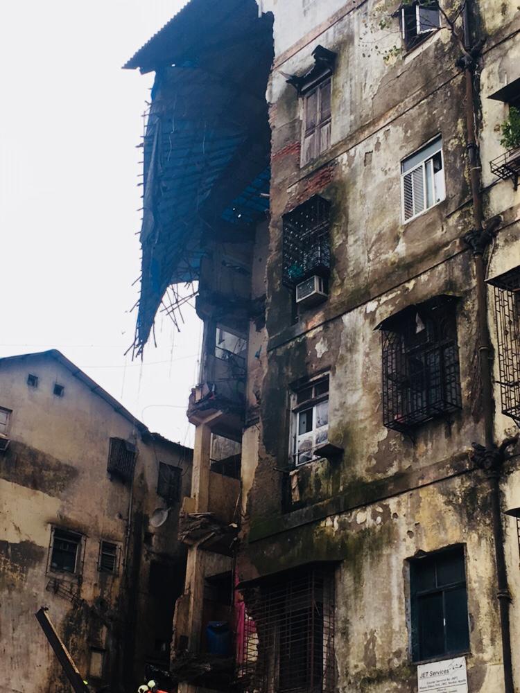 पाच मजली भानुशाली बिल्डींगचा एक भाग कोसळल्यामुळे बिल्डींगमधील येण्या-जाण्याचा मार्ग असलेला जीनादेखील कोसळला आहे. पाच मजली भानुशाली बिल्डींगचा एक भाग कोसळल्यामुळे बिल्डींगमधील येण्या-जाण्याचा मार्ग असलेला जीनादेखील कोसळला आहे.