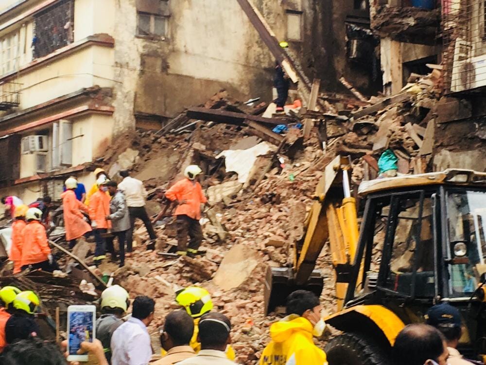 पाच मजली भानुशाली बिल्डींगची एक भाग कोसळल्यामुळे बिल्डींगमधील येण्या जाण्याचा मार्ग असलेला जीना ही कोसळला आहे. त्यामुळे बिल्डींगमधील दुसऱ्या बाजूला राहणारे रहिवासी अडकले आहेत. त्यांना बाहेर काढण्यासाठी फायर बिग्रेडचे अधिकारी प्रयत्न करत आहेत. पाच मजली भानुशाली बिल्डींगची एक भाग कोसळल्यामुळे बिल्डींगमधील येण्या जाण्याचा मार्ग असलेला जीना ही कोसळला आहे. त्यामुळे बिल्डींगमधील दुसऱ्या बाजूला राहणारे रहिवासी अडकले आहेत. त्यांना बाहेर काढण्यासाठी फायर बिग्रेडचे अधिकारी प्रयत्न करत आहेत.